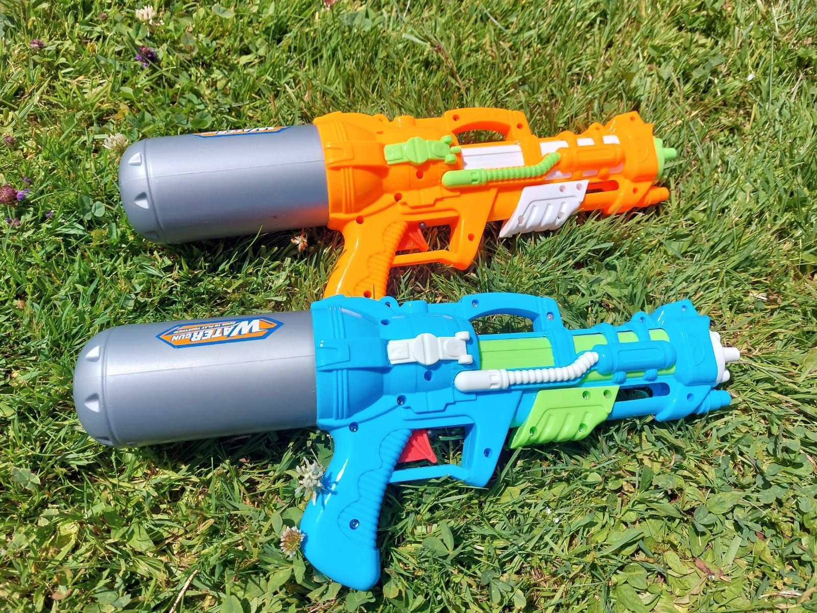 Giocattoli: 2 pistolets à eau bleus et oranges pour  enfants  – Usato da Mont-sur-Lausanne venduto da ane_pgq6 1
