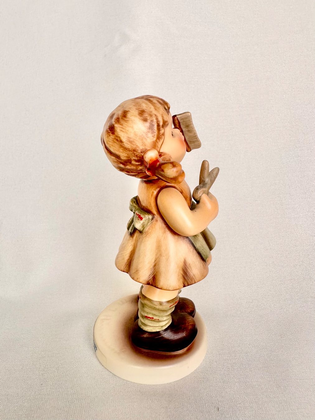 Hummel Statuette: Süsse Goebel Hummel Figur Mädchen "Schnipp Schnapp" – Usato da Steinen venduto da SputnikSweetheart 3