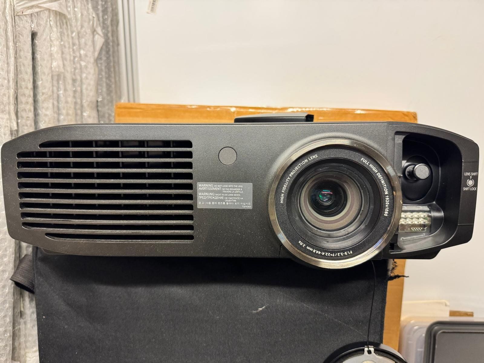Panasonic Vidéoprojecteurs: Panasonic PT-AT6000E + Zubehör – D'occasion à Basel par Alexander_Hofmann