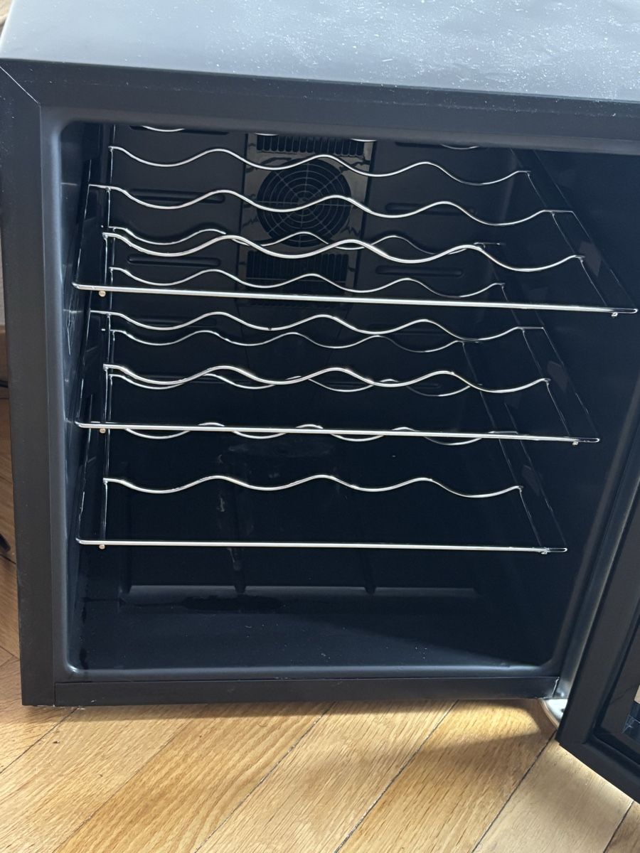 Kühlschrank: Wine/bottle cooler  – Gebraucht aus Zurich von emm_pqn8