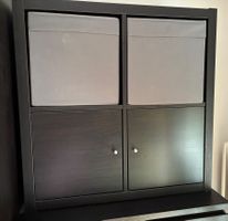 Regal IKEA Kallax 2x2 schwarz mit Tueren und Boxen