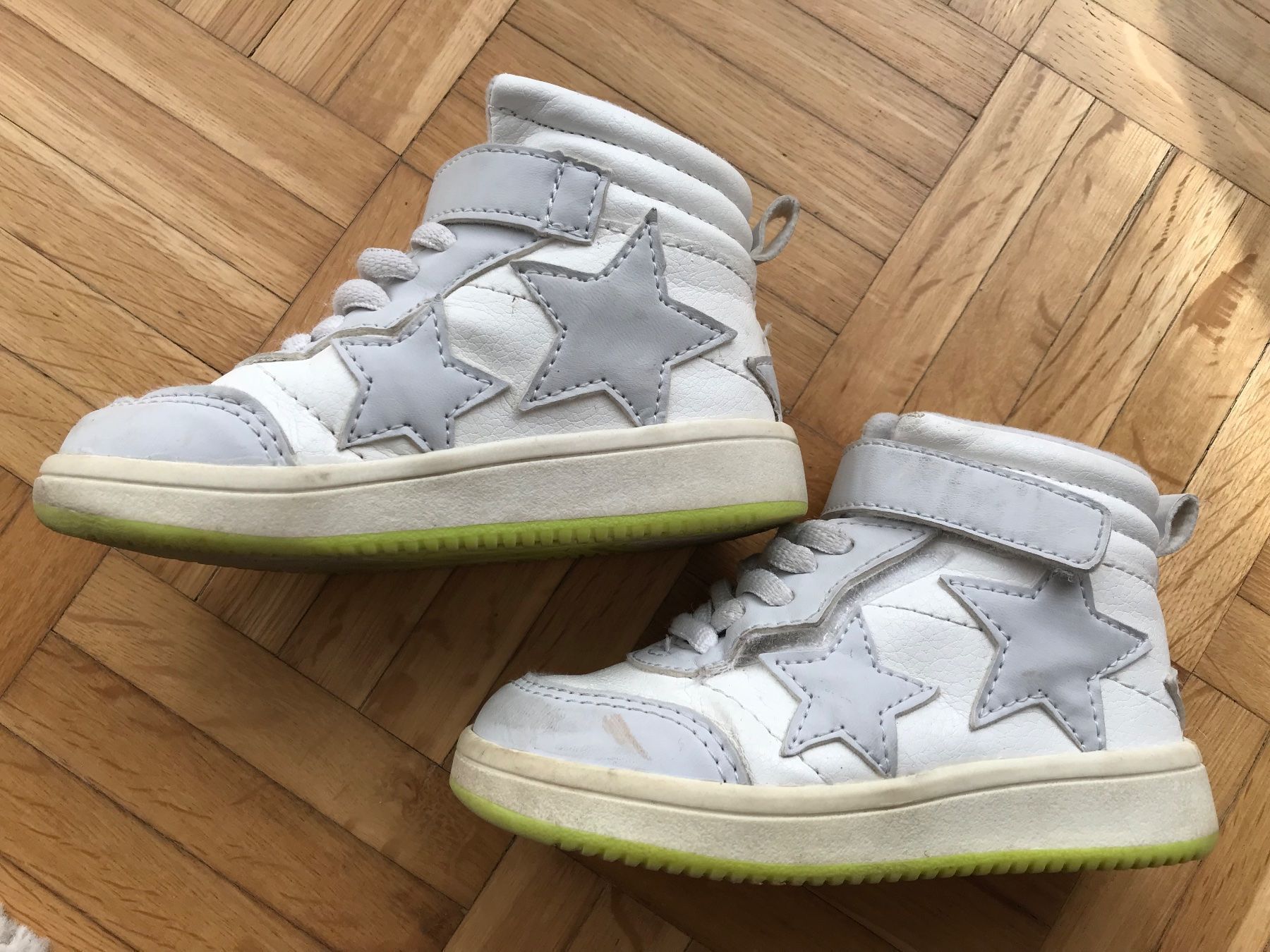 Scarpe per ragazze: Turnschuhe Mädchen Grösse 22 – Usato da Emmenbrücke venduto da Hathor123