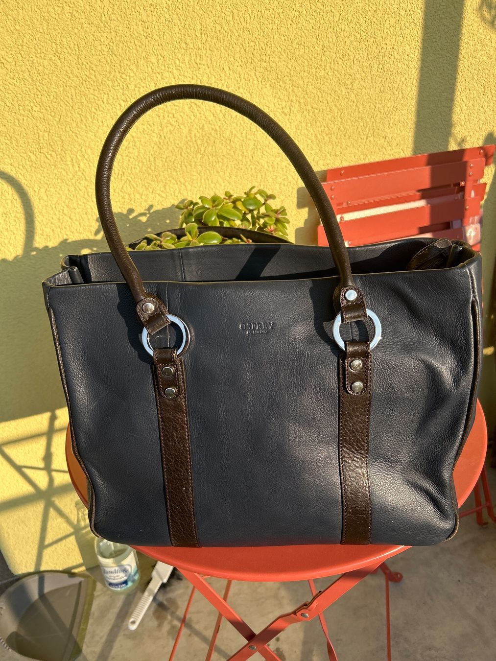 Sacs femmes: Osprey Leder Tasche, dunkelblau, wenig getragen. – D'occasion à Feuerthalen par Anna_Swift