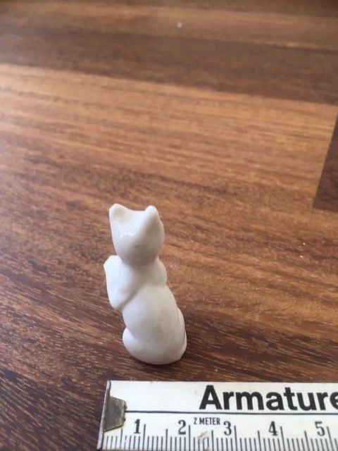 Figuren: Katzenfigur mit gehobener Pfote, Katze – Gebraucht aus Pfäffikon ZH von GZHDZV 4