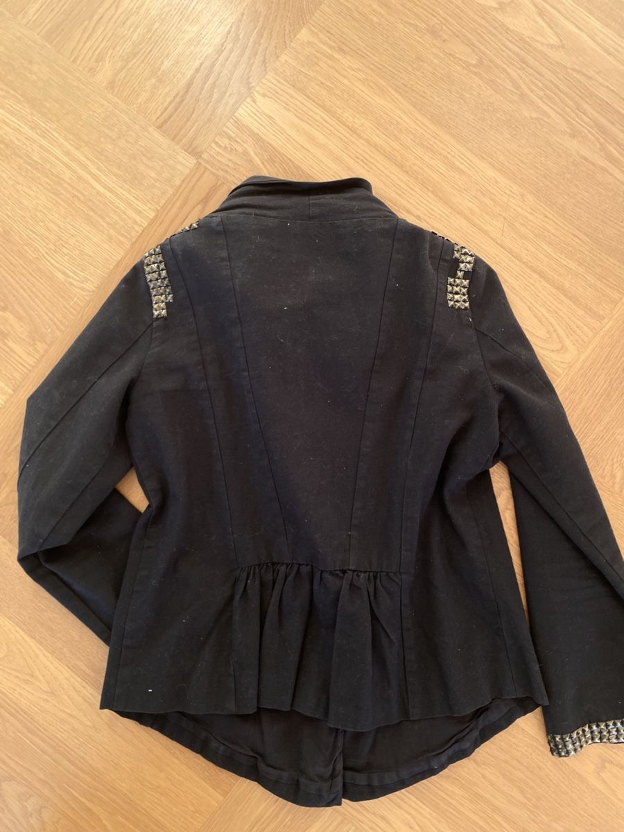 Zara Giacche: Schwarze Zara Basic Jacke mit Nieten, Grösse M – Usato da Zürich venduto da blancali 4