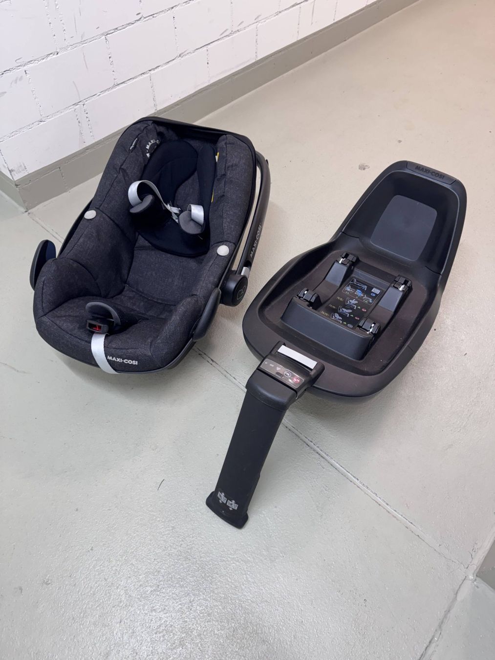 Maxi-Cosi Seggiolini per auto: Maxi-Cosi Pebble Plus + 2wayFix ISOFIX-Basis – Usato da Wetzikon ZH venduto da OrangeArrow