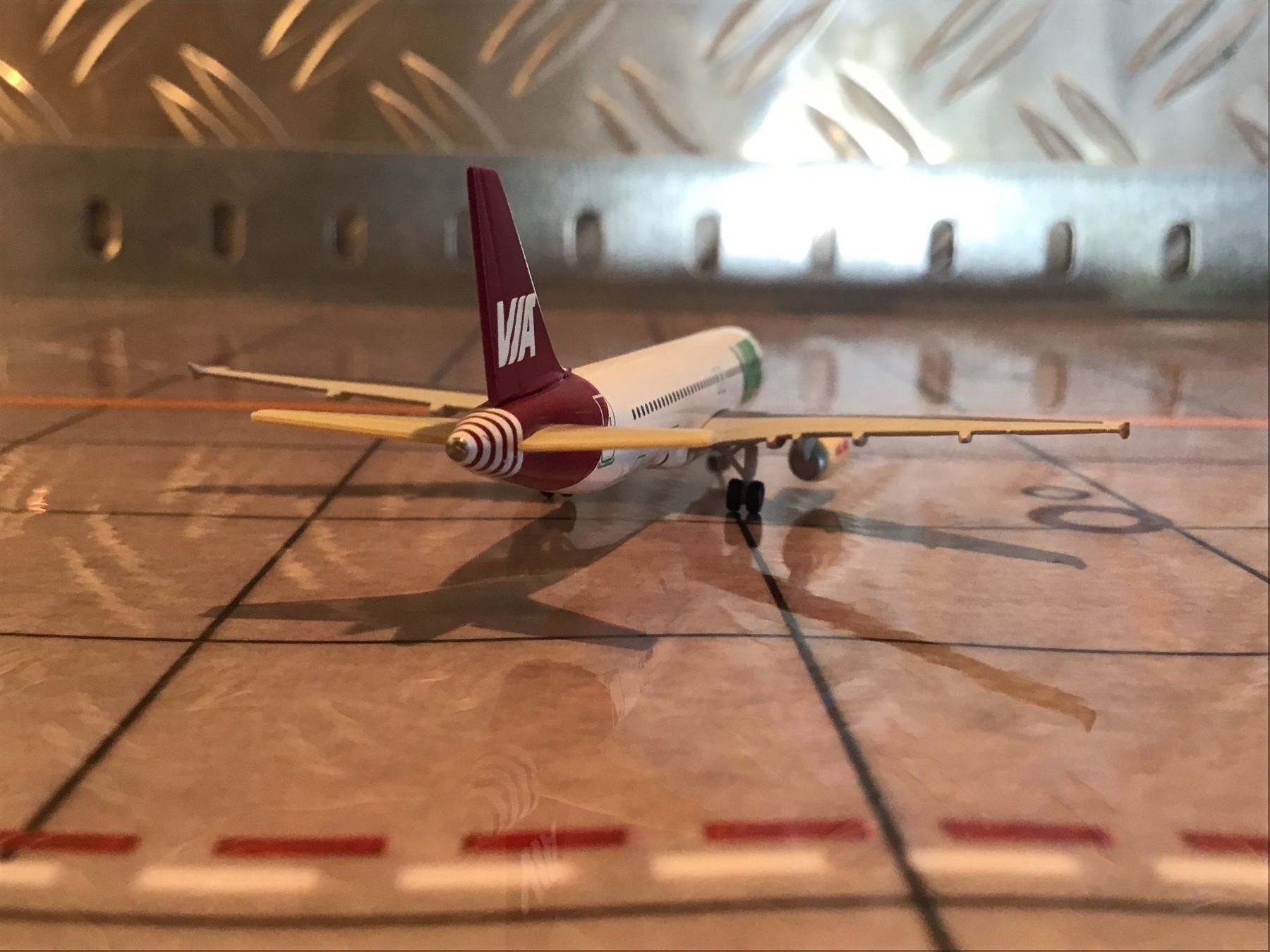 Herpa Kit di modellismo & Modellini statici: HERPA VIA AIRBUS A320 1/500 – Usato da Männedorf venduto da Spezial-Modelle 2