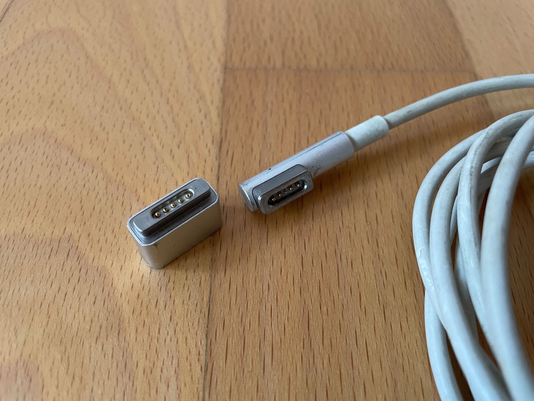 Apple Ladegerät: Original-Apple-Ladegerät MacSafe 1 mit MacSafe-2-Adapter – Gebraucht aus Pfungen von gilbertfr 1