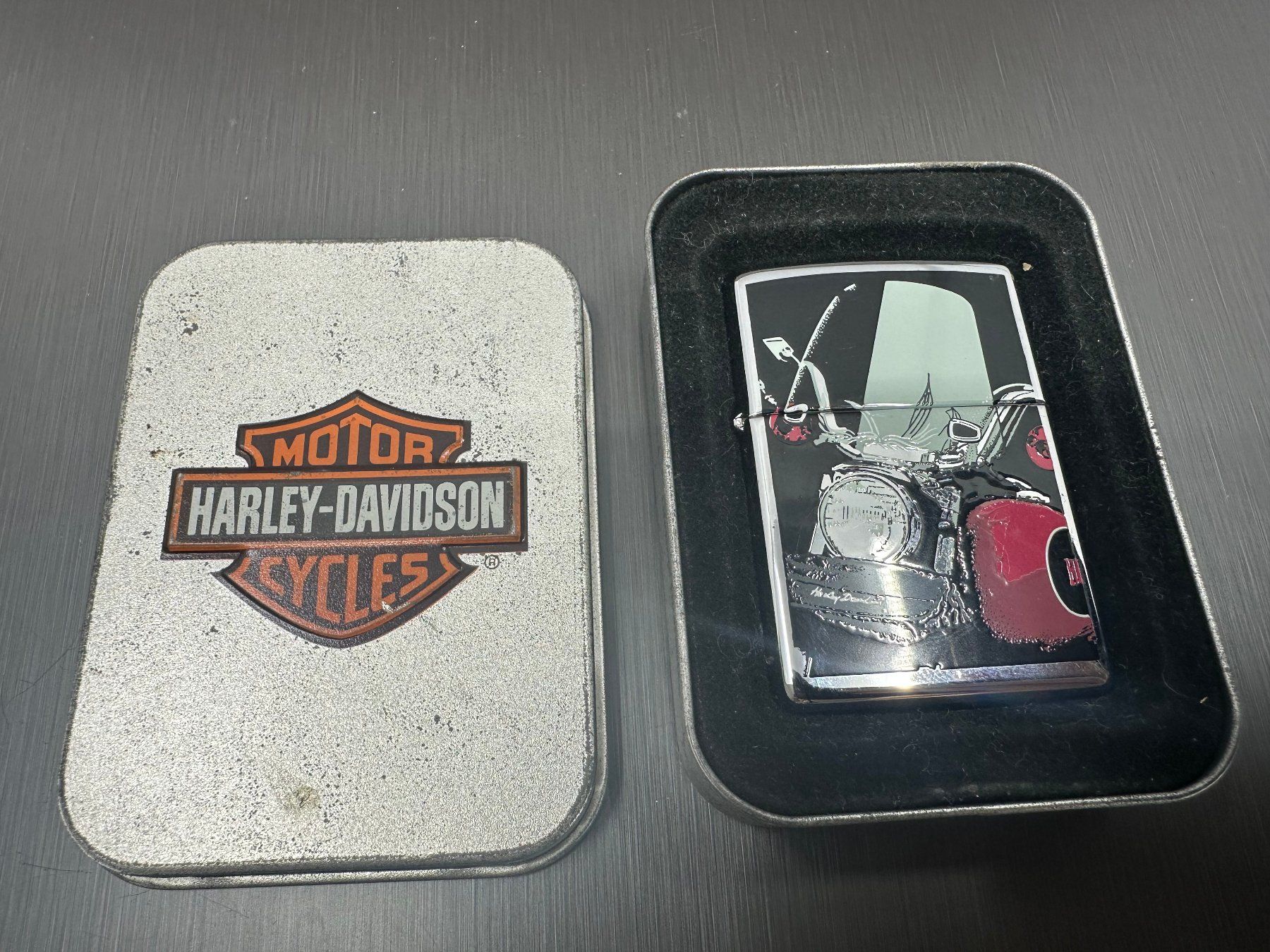 Zippo Briquets: Zippo Harley Davidson, 250HD H264 Windshield – D'occasion à Arisdorf par Liquidus 5
