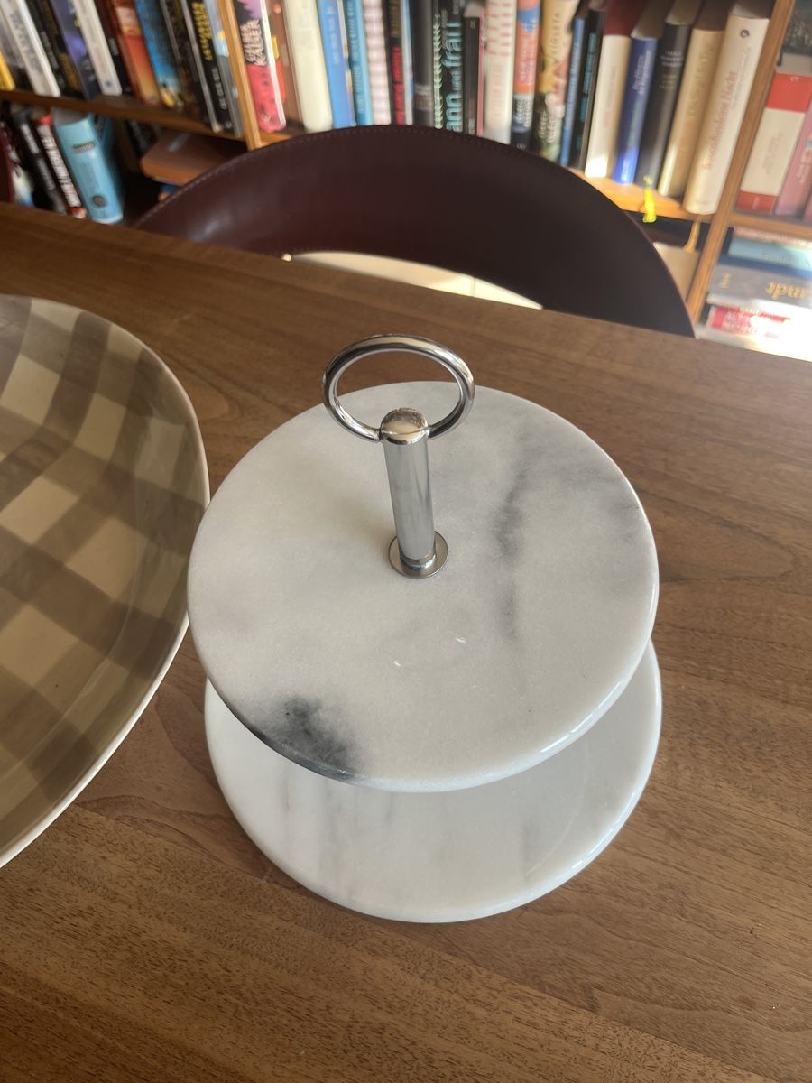 Plateaux: Etagère Kuchenplatte Marmor Chrom weiß – D'occasion à Zürich par Budulinek123 1