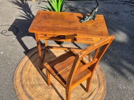 Bureau-table et chaise en bois massif ancien.
