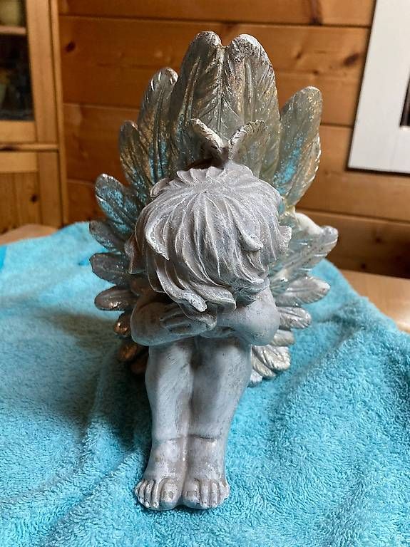 Statuette: Dekor Engel sitzend, ca. 23 cm hoch – Nuovo e nell'imballaggio originale da Wölflinswil venduto da Rhof 1