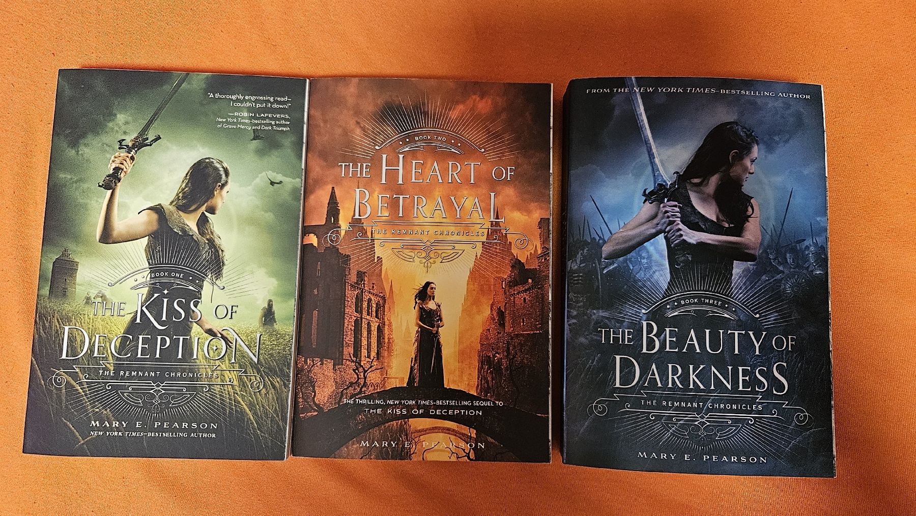 Libri: The Remnant Chronicles by Mary E. Pearson – Nuovo (secondo la descrizione) da Grenchen venduto da ailina_aeschlimann