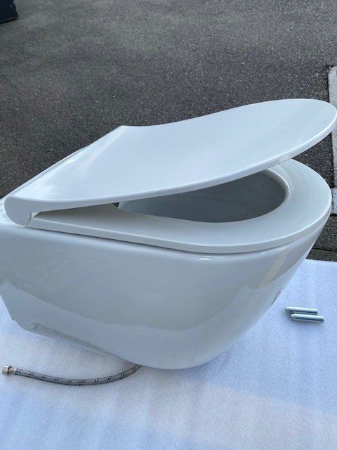 WC: Dusch WC Neuwertig kaltwasser oder warmwasseranschluss. – Usato da Niederhasli venduto da Tigerproduct 4