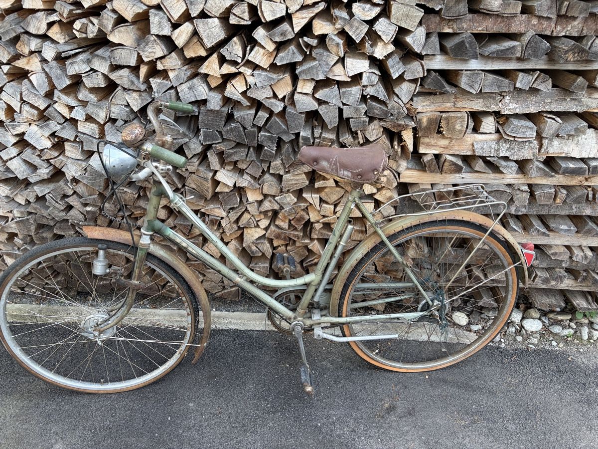 Biciclette: Antikes Damenfahrrad  – Usato da Matten b. Interl venduto da valserma 1