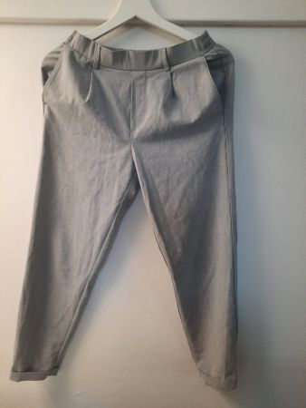 Bershka Stoffhose, Grau, Gr. M, ideal für den Frühling!