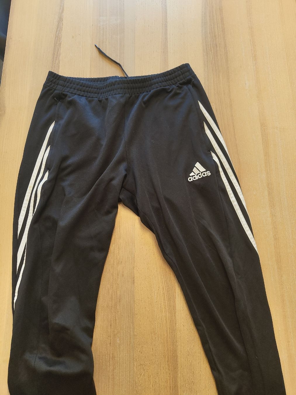 Adidas Pantaloni: Adidas Trainerhosen Grösse M – Usato da Beringen venduto da sharue