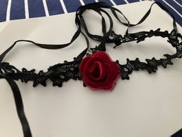 Schönes Choker Halsband mit roter Rose zum Binden, neu
