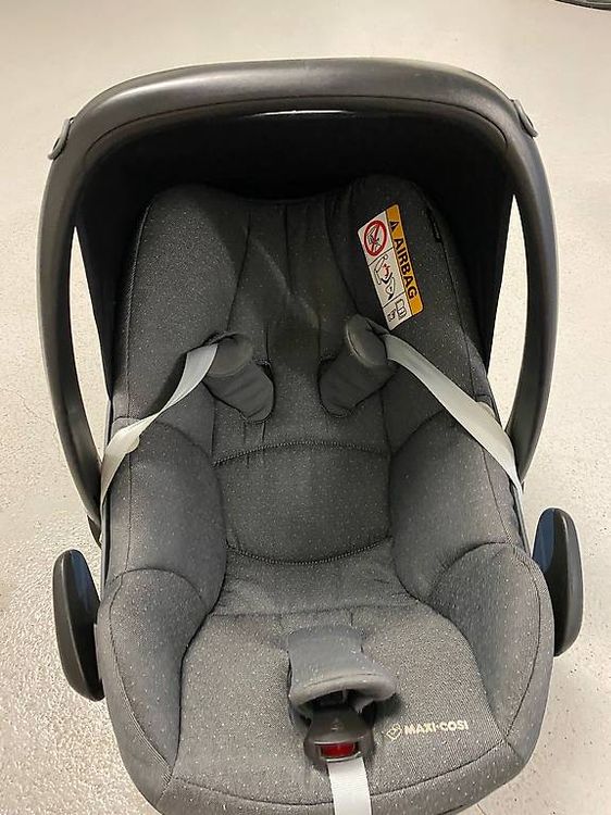 Sièges auto: Maxi Cosi Babyschale  – D'occasion à Steffisburg par tin_9xrn
