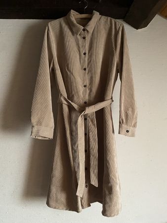 Robe en velours côtelé beige avec ceinture XL