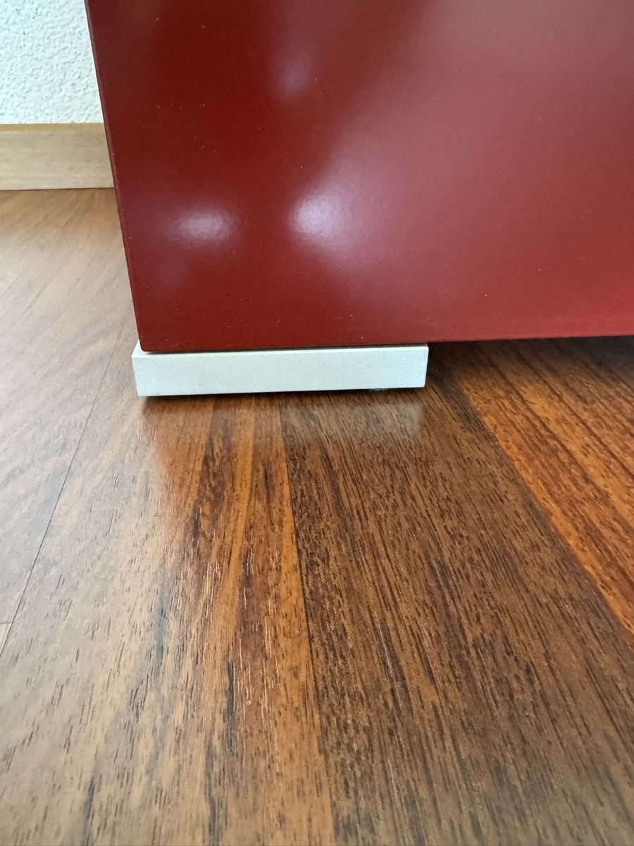 Comodini: Nachttisch / Kommode rot-braun mit 2 Schubladen – Usato da Altendorf venduto da lad_fm5y 2
