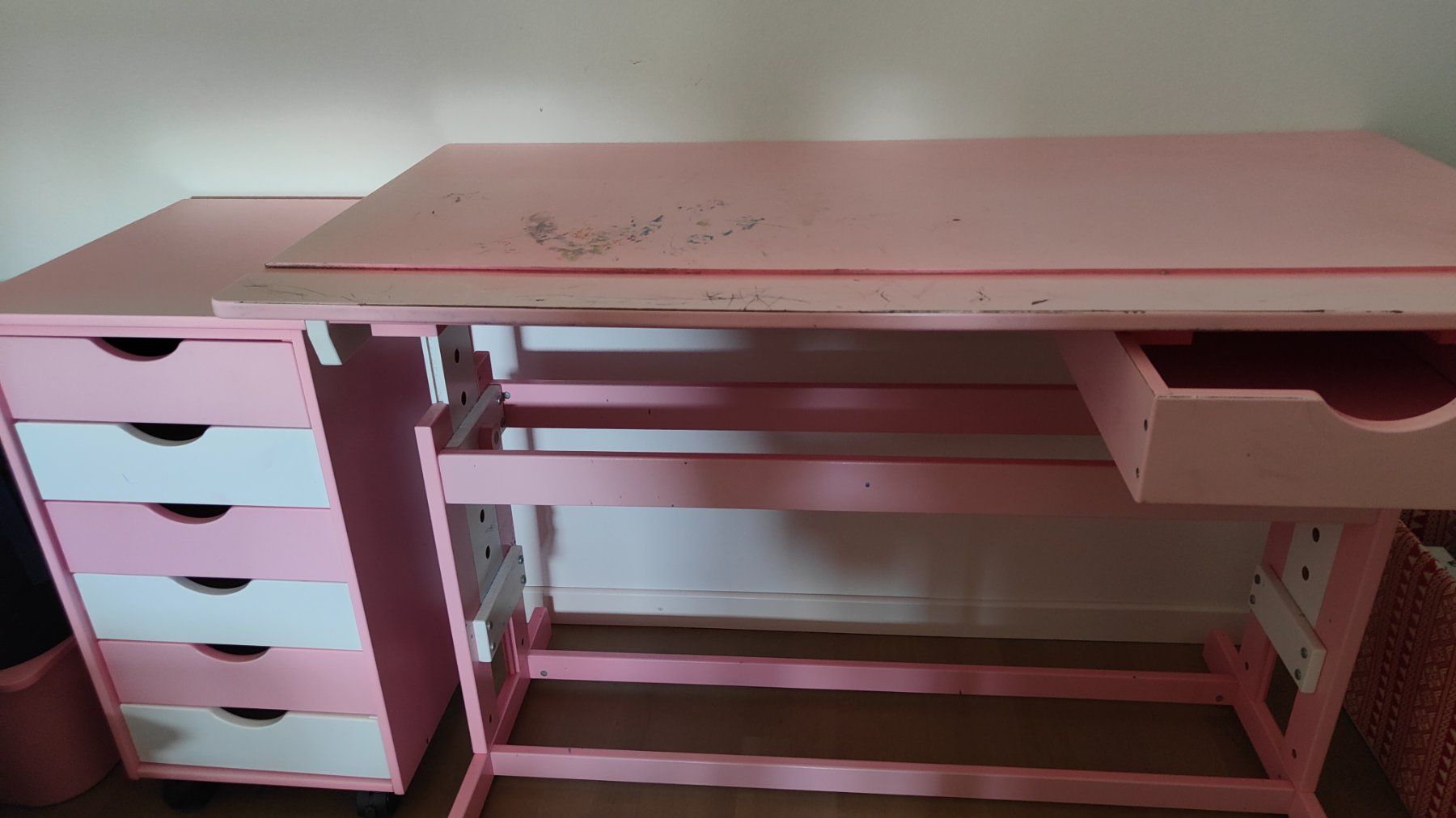 Schreibtische: Kinderschreibtisch und Rollmöbel mit Gebrauchspuren – Gebraucht aus Neuendorf von Bauen.123