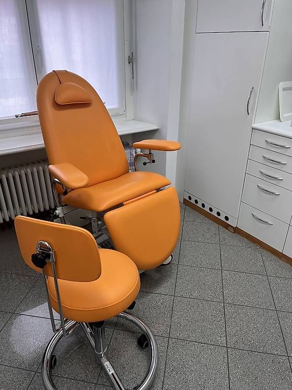 Attrezzature mediche: Sedia medica regolabile ? studio dermatologico – Usato da Ligornetto venduto da jennyebe