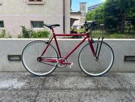 Rotes Citybike mit Korb, perfekt für den Sommer! 🚴‍♀️