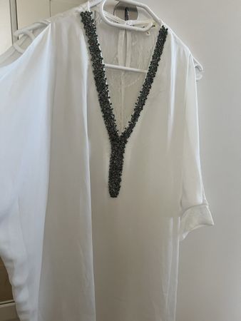 Tunique blanche ornée de perles et dentelle Taille S