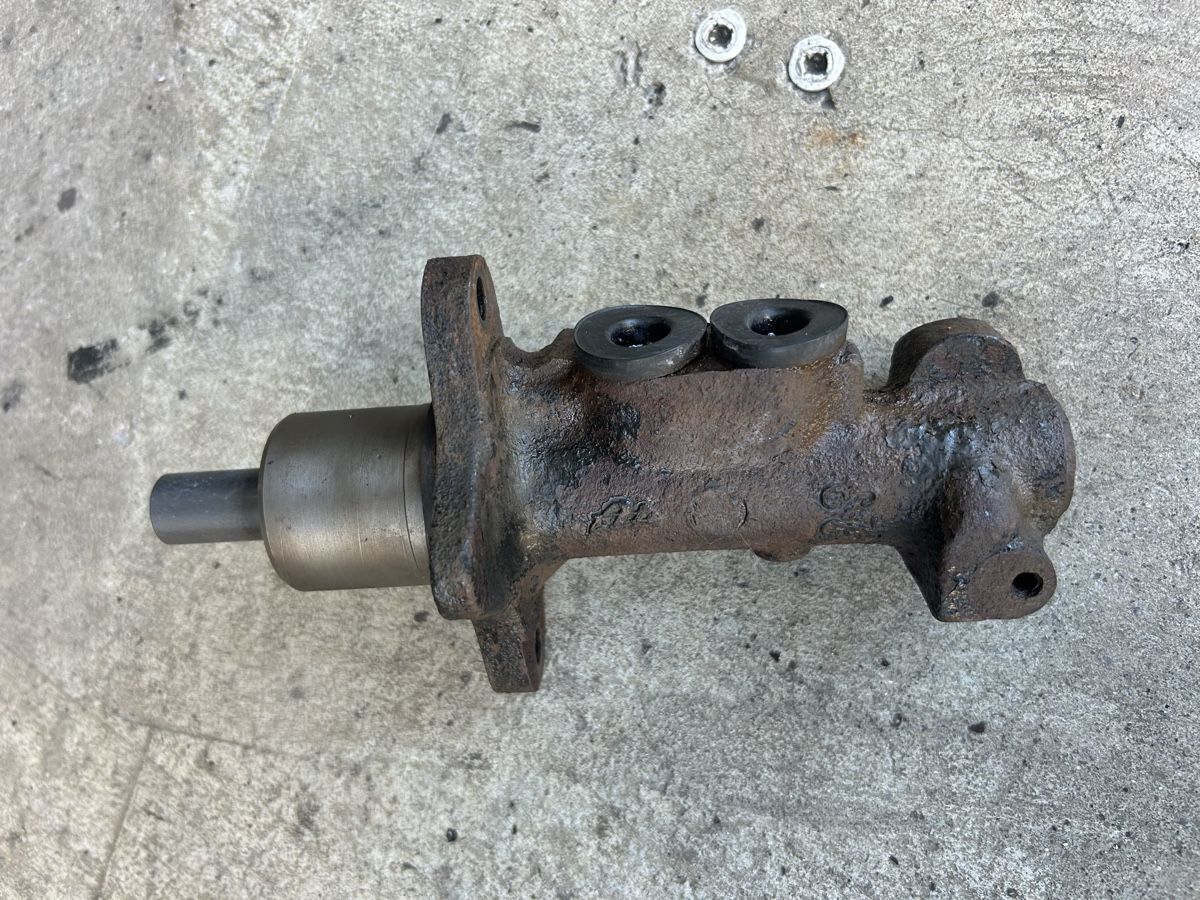 Volkswagen Tutti pezzi di ricambio auto: Maître-cylindre de frein  VR6 – Usato da Muraz (Collombey) venduto da Wolfdog1978