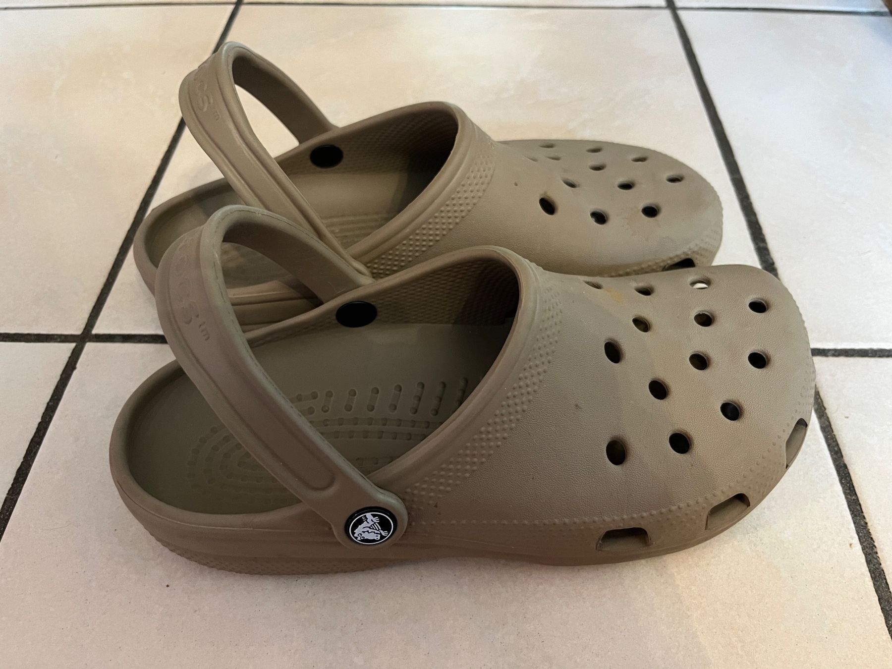 Crocs Scarpe da uomo: Chaussures crocs grises 41 très bon état – Usato da Porrentruy venduto da Madamebovary