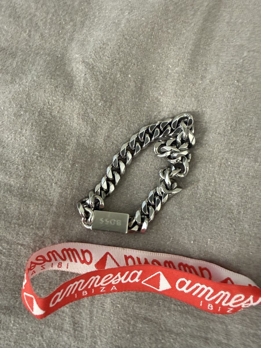 Hugo Boss Catenine: Hugo Boss und 2 weitere Kette – Usato da Kriens venduto da Ceer25 2