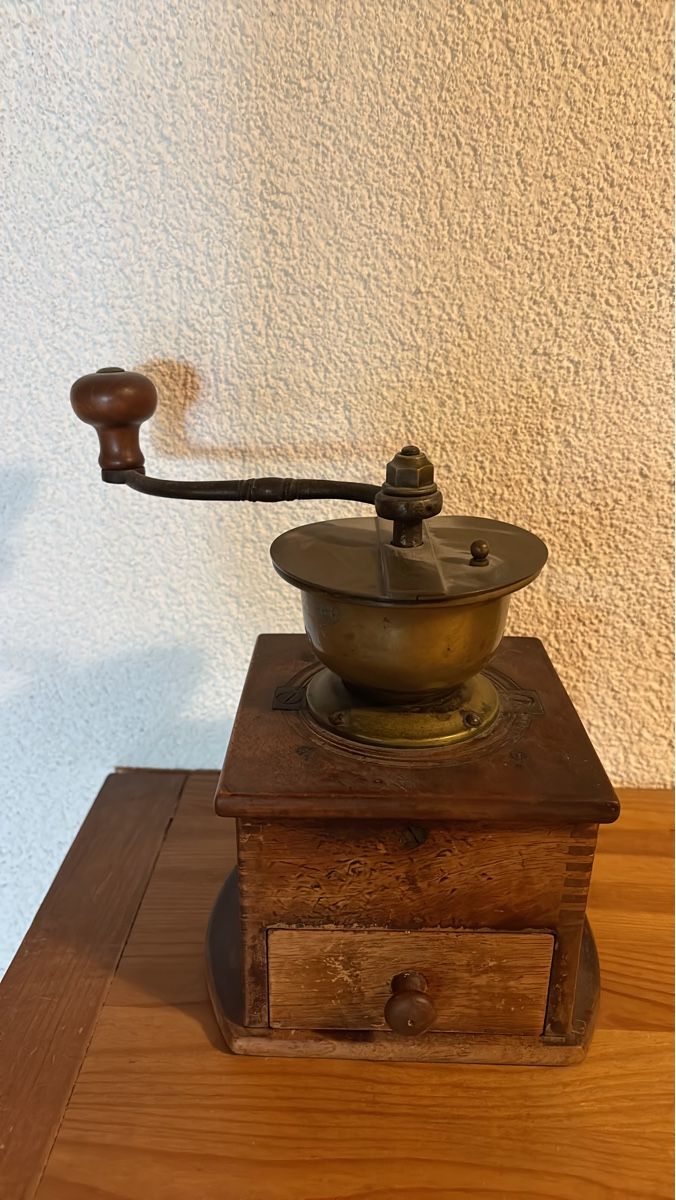 Macchine per caffè & Macchine per espresso: Antike Kaffeemühle aus Holz und Messing – Usato da Tschugg venduto da Merlin2025