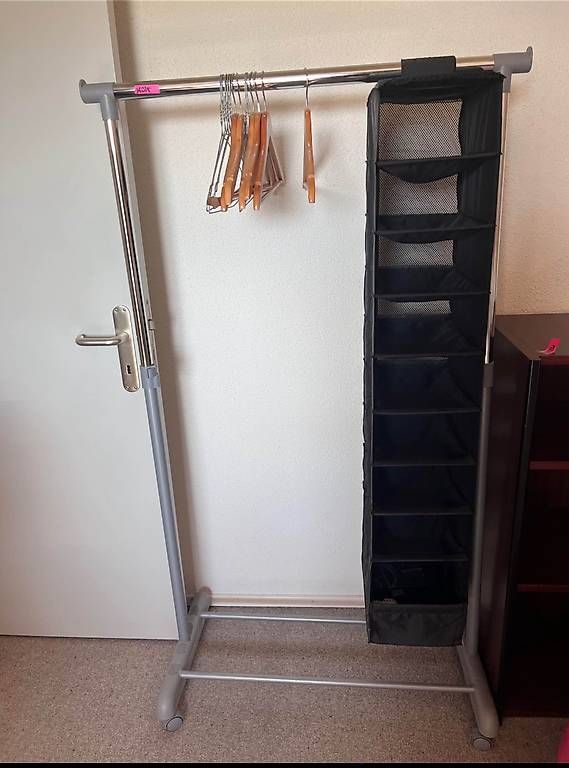 Garderobe: Mobile praktische Garderobe – Gebraucht aus Immensee von Shagay