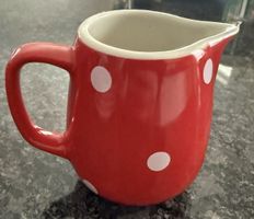 Rössler Heidi Milchkännchen rot mit weissen Punkten 200 ml
