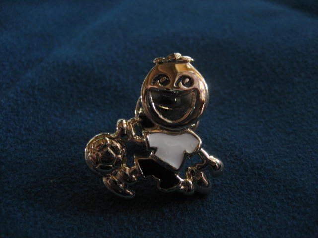Placchette & Badge: Pin's doré foot Pierre Lang, neuf – Nuovo e nell'imballaggio originale da Delémont venduto da marryb