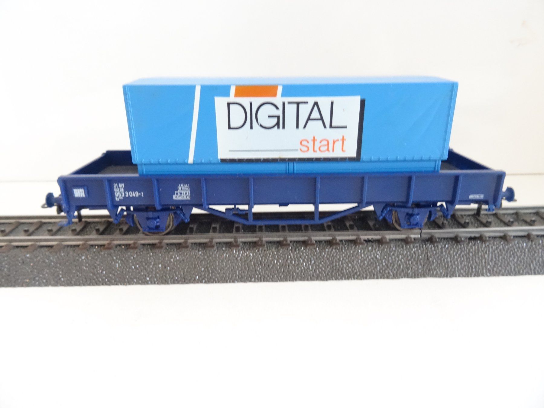 Roco Modellini di ferrovie: Roco H0 Güterwagen mit Container – Nuovo (secondo la descrizione) da Hochdorf venduto da Teger02 1
