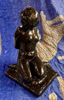 Skulptur Frau sitzend glänzend dunkelbraun Zustand gut