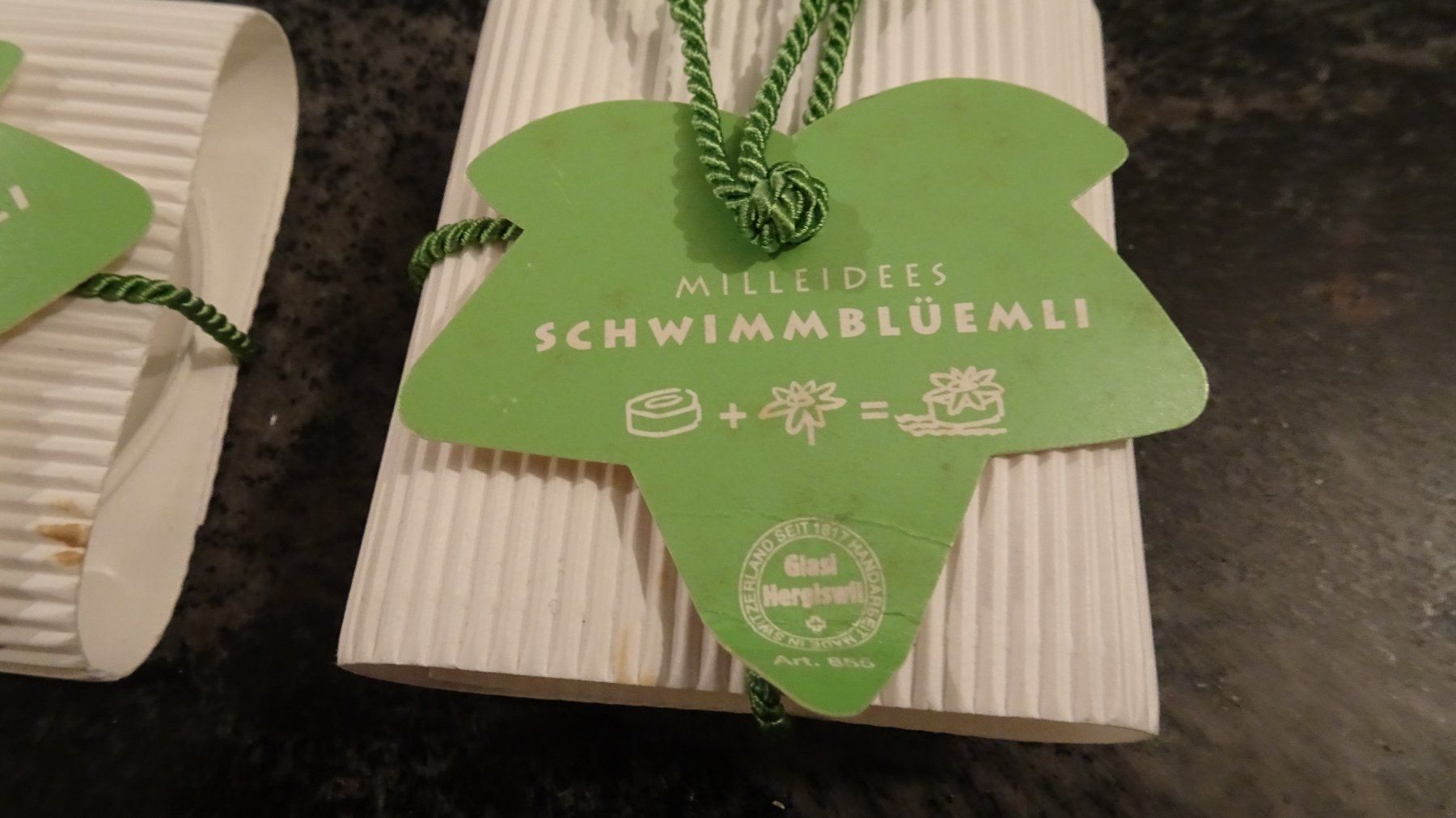 Glasi Hergiswil Bicchieri: GLASI HERGISWIL SCHWIMMBLÜMCHEN – Nuovo e nell'imballaggio originale da Zürich venduto da Roulet 2