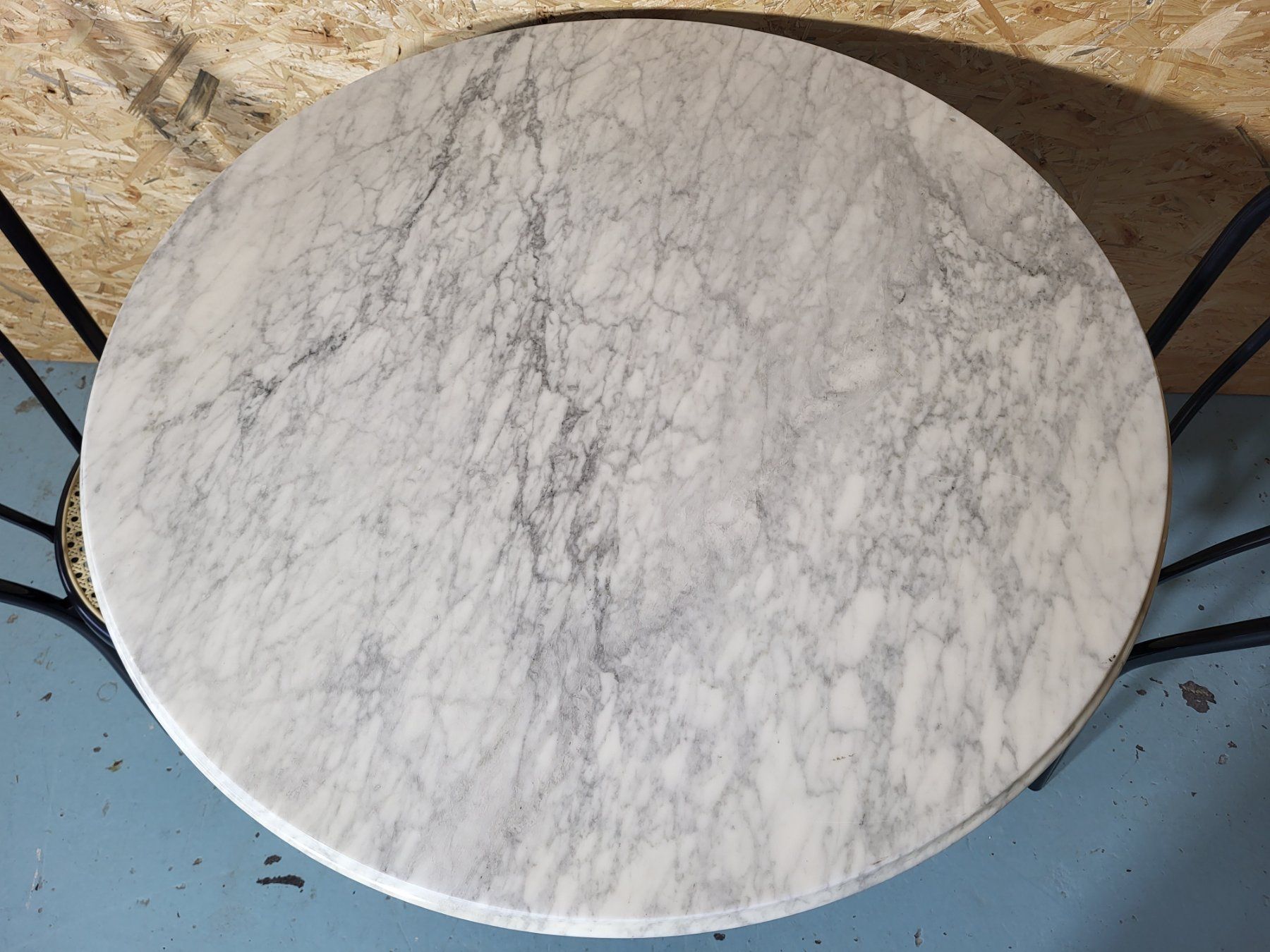 Set di tavolo e panche: Bistrotisch Marmor Ø 89 cm mit 2 Stühlen – Usato da Brügg BE venduto da POU-BELLE 1