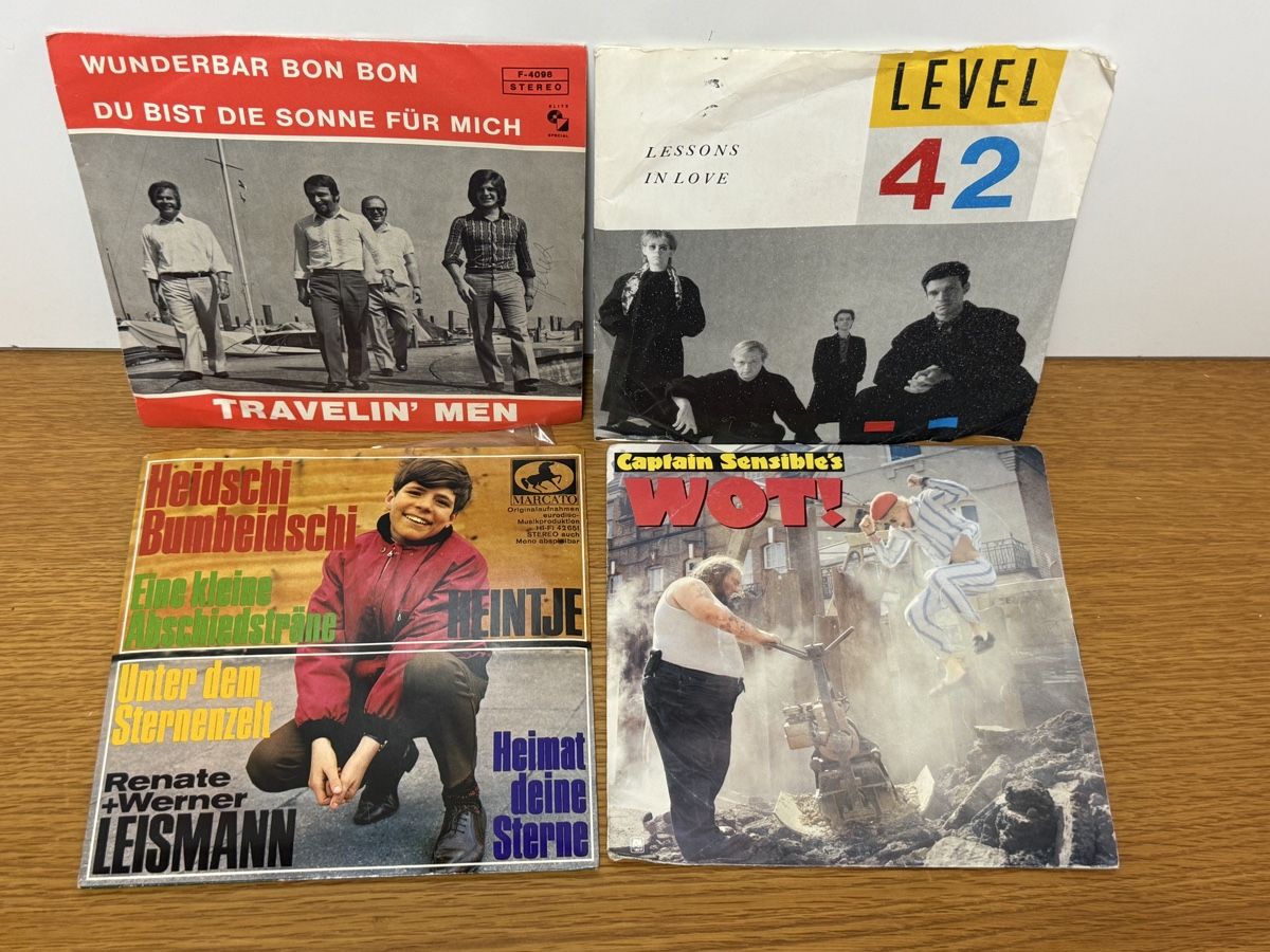 Supporti per strumenti musicali & leggii: Vintage Schallplattenständer mit 5 Single-Schallplatten – Usato da schaffhausen venduto da VintAntik_1980 6