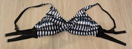 Weiß‑schwarzes Bikini‑Oberteil mit Muster