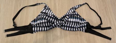 Weiß‑schwarzes Bikini‑Oberteil mit Muster