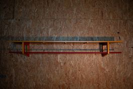 Garderobe aus buntlackiertem Holz