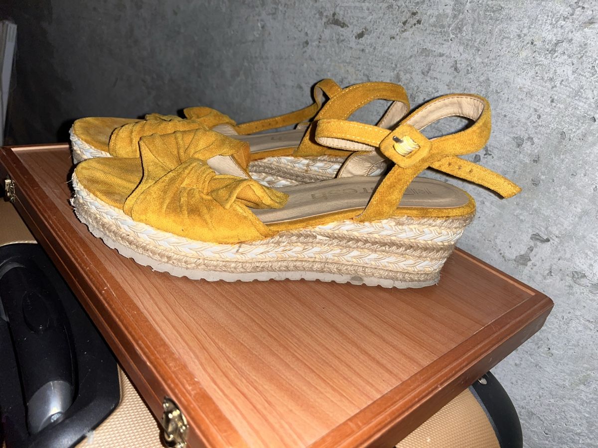 Tamaris Scarpe da donna: Sandalen Damenschuhe Grösse 41 gelb – Usato da Zuchwil venduto da fie_7bzm