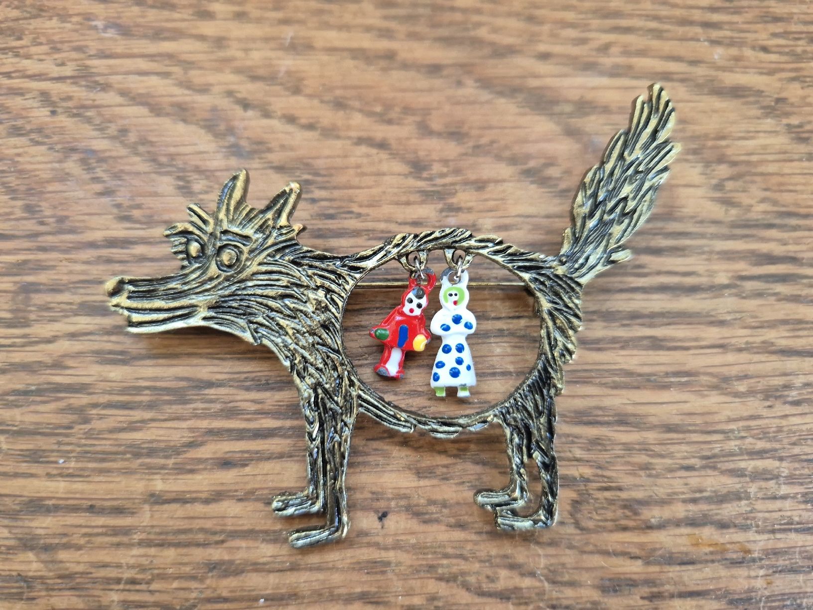 Broches & Aiguilles: Brosche Wolf mit Rotkäppchen und Grossmutter – D'occasion à Utzenstorf par Lutra4678