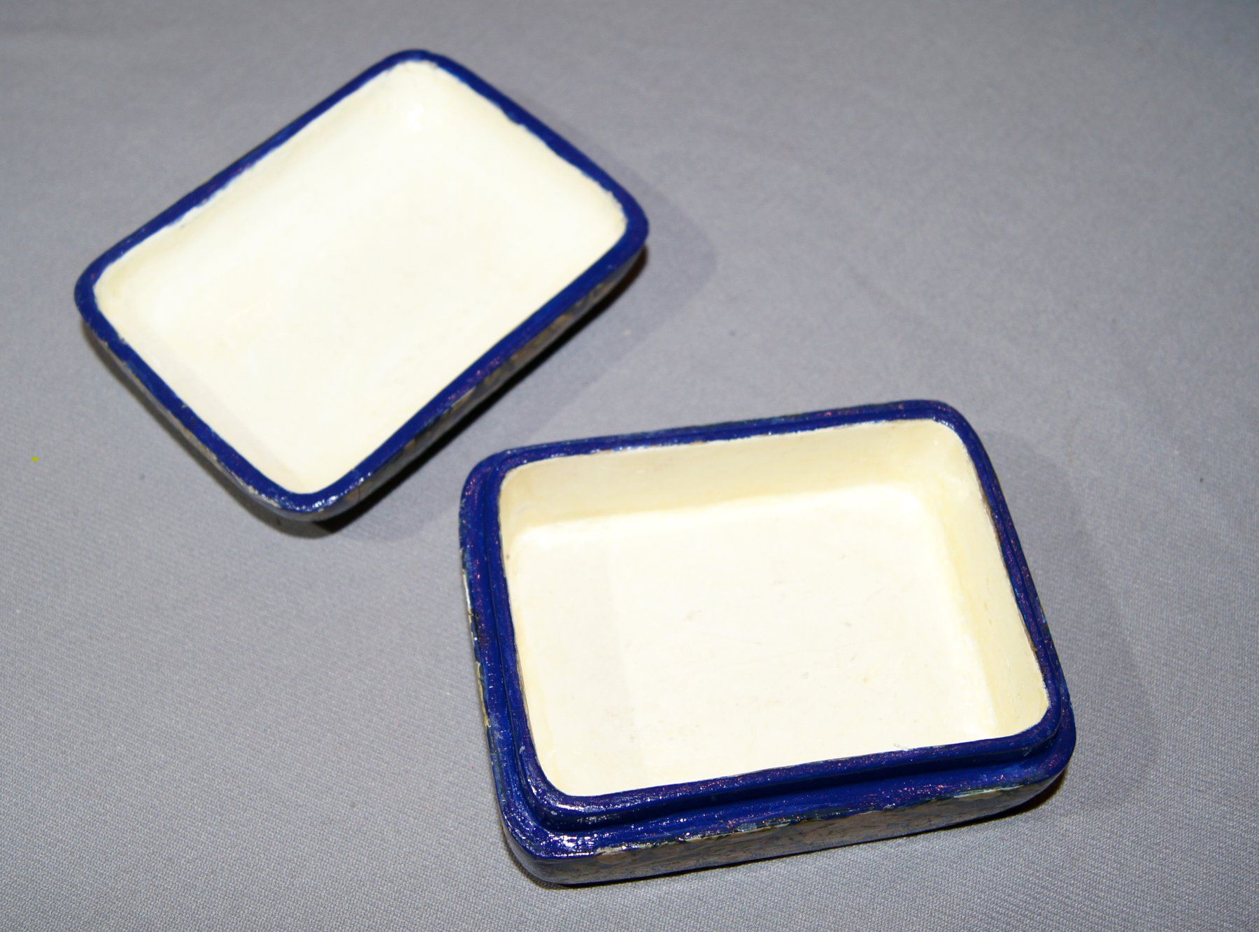 Tutte le decorazioni: Papier-Mâché-Dose dunkelblau mit Blumenmuster – Usato da Geroldswil venduto da ARTEFACTO 4