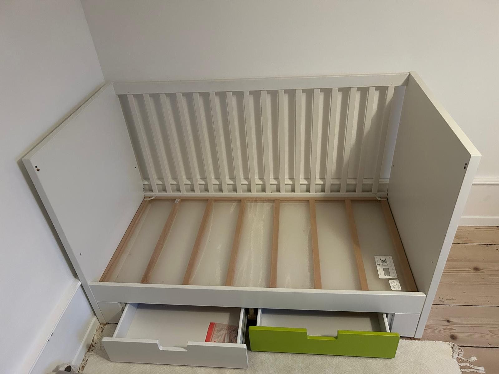 Ikea Letti: Lit bébé évolutif et table à langer – Usato da L'Abergement venduto da mme_6rmr 2