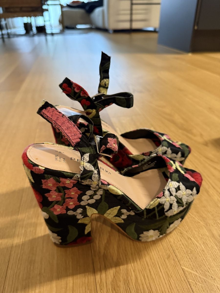 Primark Scarpe da donna: Bestickte High Heels mit Blumenmuster – Nuovo e nell'imballaggio originale da Döttingen venduto da SenKirman 2