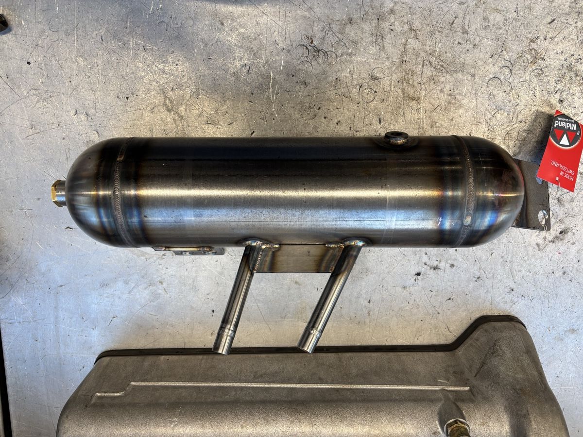 Mercedes-Benz Tutti pezzi di ricambio auto: Mercedes Benz Luftbehäter W 109/112 – Nuovo (secondo la descrizione) da Zollikon venduto da 19Kevin04 1